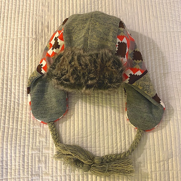 Mixed geometric mixed  carpet patterned knit trapper hat with faux fur trim - Picture 3 of 12